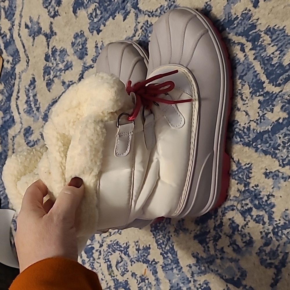 Cat & Jack sz 3 white pink snow boots